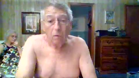 Snapshot of maturecouple1954 chatting on 28, 10, 2025 SXECPL55 at G mail Dot Com online show from 28, 10, 2025