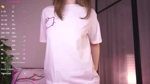 Snapshot of maudhaskell chatting on 3, 11, 2025 Lily online show from 3, 11, 2025