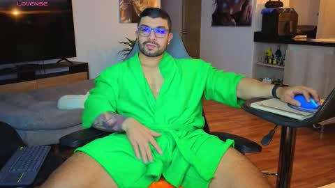 Snapshot of max_cooper17 chatting on 11, 11, 2025 Max online show from 11, 11, 2025