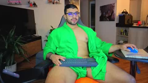 Snapshot of max_cooper17 chatting on 17, 11, 2025 Max online show from 17, 11, 2025