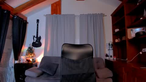 Snapshot of max_dic1 chatting on 6, 1, 2025 max D. online show from 6, 1, 2025