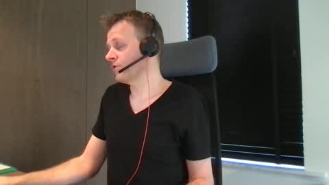 Snapshot of max_straight_1 chatting on 4, 2, 2025 Max take off clothes online show from 4, 2, 2025