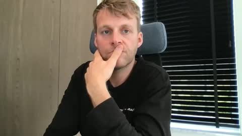 Snapshot of max_straight_1 chatting on 13, 10, 2025 Max take off clothes online show from 13, 10, 2025