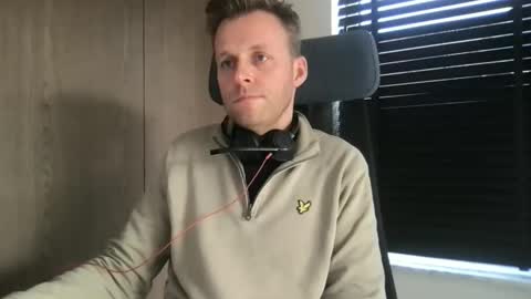 Snapshot of max_straight_1 chatting on 2, 12, 2025 Max take off clothes online show from 2, 12, 2025