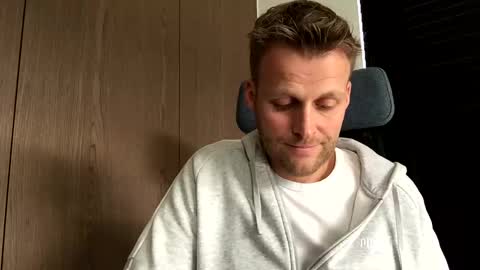 Snapshot of max_straight_1 chatting on 19, 12, 2025 Max take off clothes online show from 19, 12, 2025