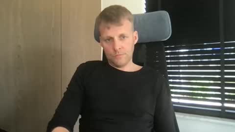 Snapshot of max_straight_1 chatting on 27, 4, 2026 Max take off clothes online show from 27, 4, 2026