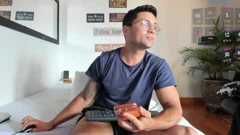 Snapshot of maxi_mux1 chatting on 6, 4, 2026 MAXI online show from 6, 4, 2026