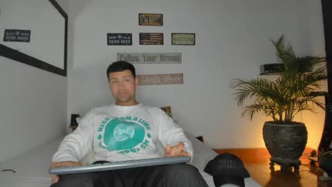 Snapshot of maxi_mux1 chatting on 9, 4, 2026 MAXI online show from 9, 4, 2026