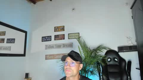Snapshot of maxi_mux1 chatting on 14, 4, 2026 MAXI online show from 14, 4, 2026