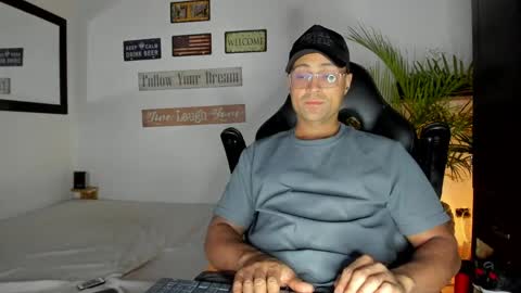 Snapshot of maxi_mux1 chatting on 21, 4, 2026 MAXI online show from 21, 4, 2026