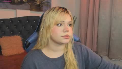 Maxine Minx online show from 3, 2, 2025