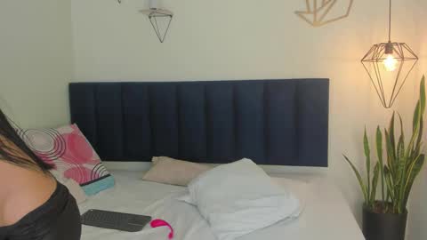 Snapshot of mayaevansmg chatting on 19, 12, 2025 SOFIA online show from 19, 12, 2025