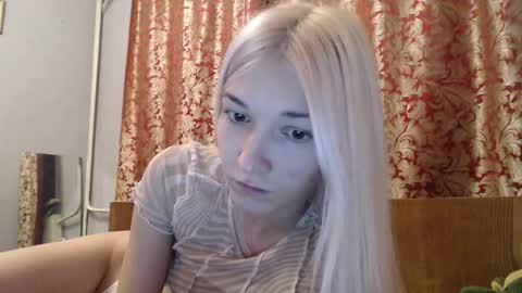 Snapshot of maybe_doll chatting on 12, 11, 2025 maybe_doll online show from 12, 11, 2025