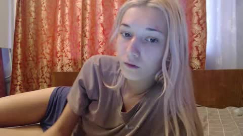 Snapshot of maybe_doll chatting on 15, 11, 2025 maybe_doll online show from 15, 11, 2025