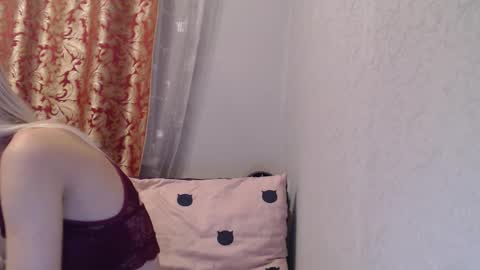 Snapshot of maybe_doll chatting on 27, 11, 2025 maybe_doll online show from 27, 11, 2025