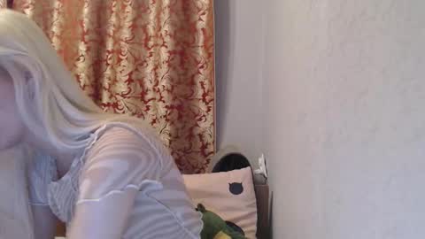 Snapshot of maybe_doll chatting on 30, 11, 2025 maybe_doll online show from 30, 11, 2025