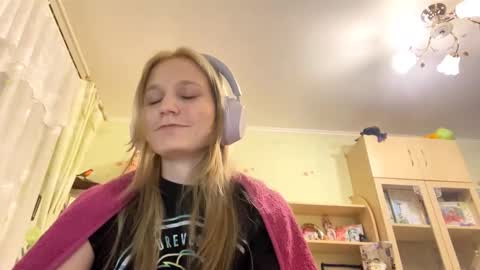 Snapshot of maybelleensminger chatting on 25, 9, 2025 Lola online show from 25, 9, 2025