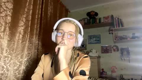 Snapshot of maybelleensminger chatting on 2, 10, 2025 Lola online show from 2, 10, 2025