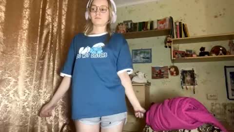 Snapshot of maybelleensminger chatting on 4, 10, 2025 Lola online show from 4, 10, 2025
