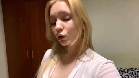 Snapshot of maybelleensminger chatting on 20, 10, 2025 Lola online show from 20, 10, 2025