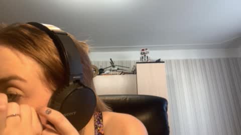 Snapshot of mckenziemoitoza chatting on 13, 10, 2025 Hello Lisa here Help me to make 50 thumbs up 333 online show from 13, 10, 2025