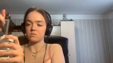 Snapshot of mckenziemoitoza chatting on 15, 10, 2025 Hello Lisa here Help me to make 50 thumbs up 333 online show from 15, 10, 2025