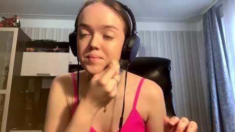 Snapshot of mckenziemoitoza chatting on 17, 10, 2025 Hello Lisa here Help me to make 50 thumbs up 333 online show from 17, 10, 2025