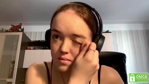 Snapshot of mckenziemoitoza chatting on 20, 10, 2025 Hello Lisa here Help me to make 50 thumbs up 333 online show from 20, 10, 2025