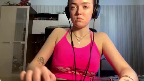 Snapshot of mckenziemoitoza chatting on 22, 10, 2025 Hello Lisa here Help me to make 50 thumbs up 333 online show from 22, 10, 2025
