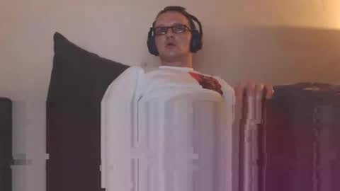 Snapshot of mcmike_es chatting on 5, 1, 2025 Mike online show from 5, 1, 2025