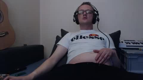 Snapshot of mcmike_es chatting on 2, 10, 2025 Mike online show from 2, 10, 2025