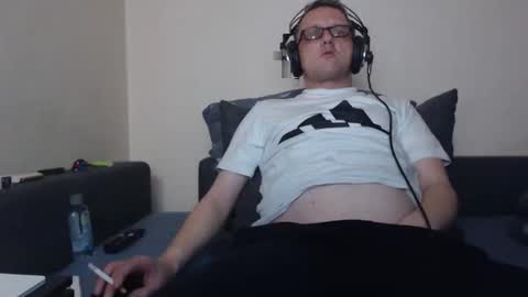 Snapshot of mcmike_es chatting on 6, 10, 2025 Mike online show from 6, 10, 2025