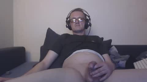 Snapshot of mcmike_es chatting on 10, 10, 2025 Mike online show from 10, 10, 2025