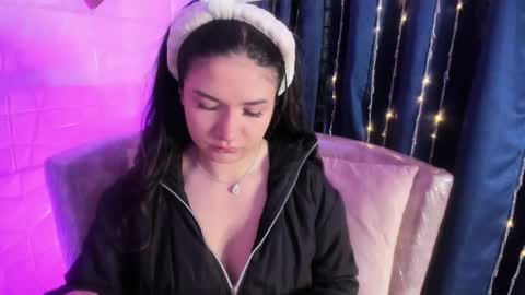 Snapshot of megan_devon chatting on 27, 5, 2026 online show from 27, 5, 2026
