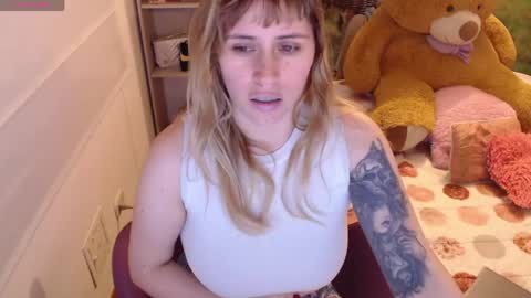 Snapshot of meganlk chatting on 21, 4, 2026 MEGAN online show from 21, 4, 2026