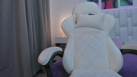 Snapshot of meganqueen2 chatting on 6, 4, 2026 Megan Queen online show from 6, 4, 2026