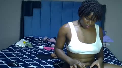 Snapshot of melanin_moon chatting on 5, 7, 2026 Moon online show from 5, 7, 2026