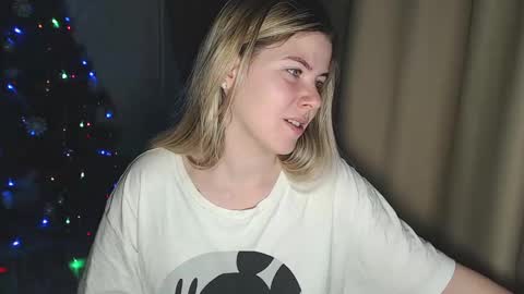 Snapshot of melissa__ray chatting on 17, 12, 2024 Melissa  Ray online show from 17, 12, 2024