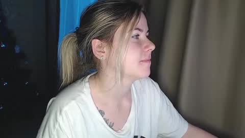 Snapshot of melissa__ray chatting on 18, 12, 2024 Melissa  Ray online show from 18, 12, 2024