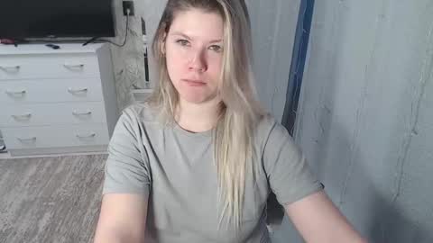 Snapshot of melissa__ray chatting on 4, 2, 2025 Melissa  Ray online show from 4, 2, 2025