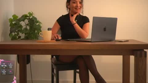 Snapshot of mercedesss_8 chatting on 3, 4, 2026 Next show on 03 Dec online show from 3, 4, 2026