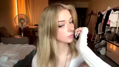 Snapshot of mewplop chatting on 19, 6, 2026 Lilith online show from 19, 6, 2026
