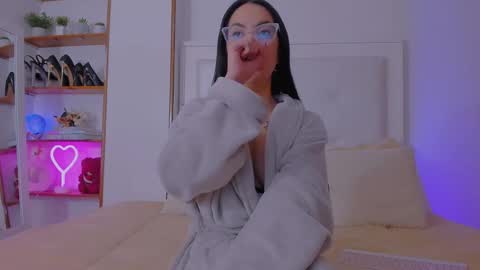 Sarah Luna online show from 5, 3, 2025