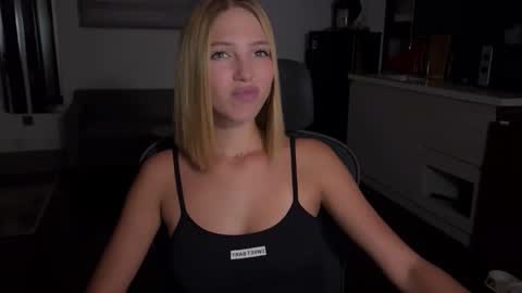 Snapshot of mia_floo chatting on 25, 9, 2025 mia_floo online show from 25, 9, 2025