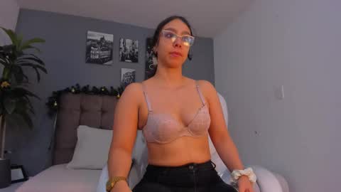 mia_honey23 online show from 5, 12, 2025