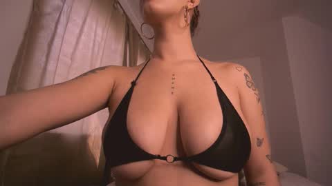 mia independent model online show from 17, 12, 2025