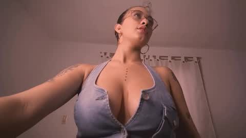 mia independent model online show from 21, 12, 2025