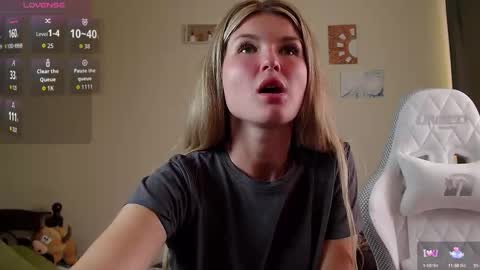 Snapshot of mia_mils chatting on 12, 9, 2025 online show from 12, 9, 2025