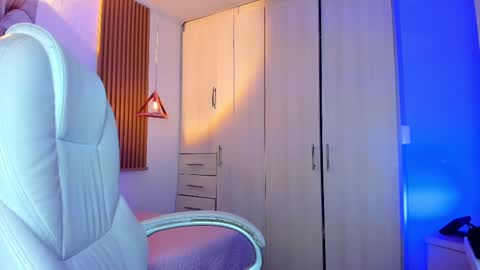 Mia Nevaeh - follow me online show from 22, 11, 2025