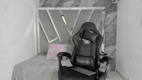 mia_petiteht online show from 7, 4, 2026